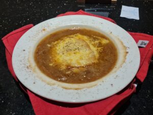 玉ねぎの味が濃厚なオニオングラタンスープ