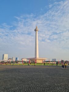 ムルデカ広場で白く輝くモナスの塔