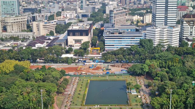 真ん中に見えるのがMRTの工事現場