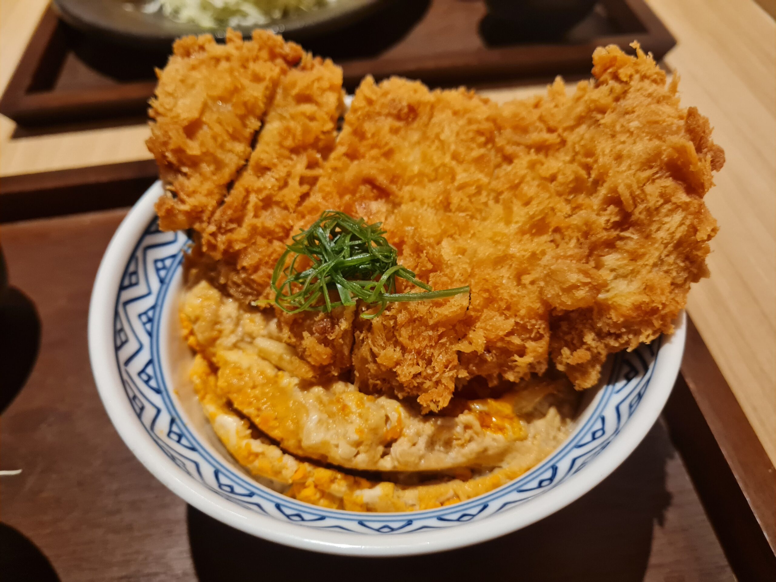 豚ロースカツ丼。衝撃のビジュアル！