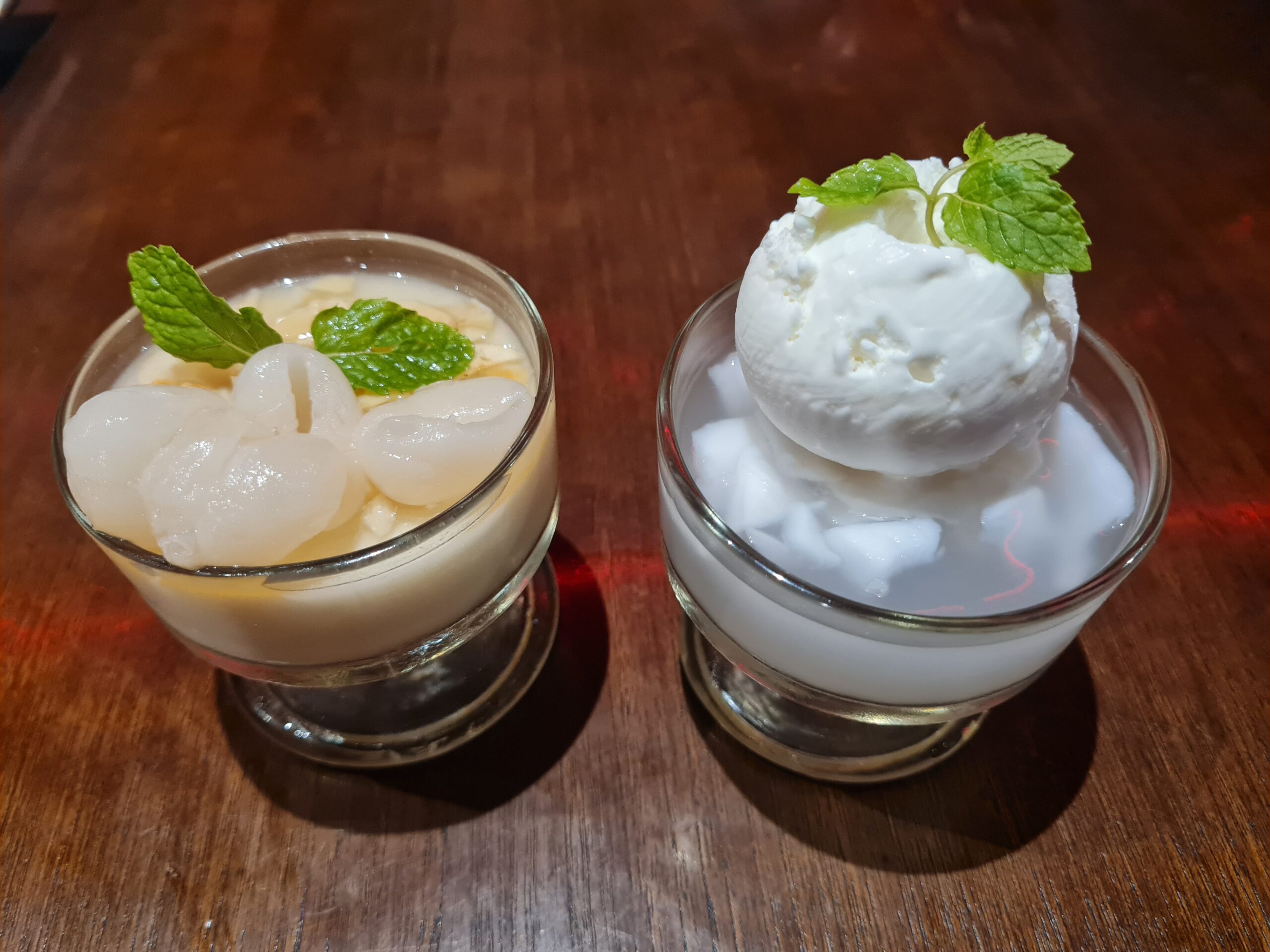 左からAlmond Longan Pudding（アーモンド・ロンガン・プディン）とCoconut Pudding（ココナット・プディン）