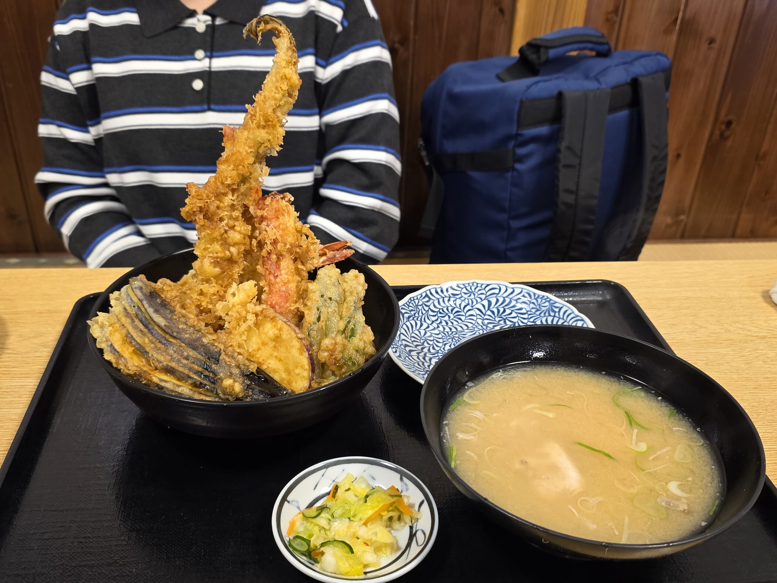大迫力の上天丼と魚の出汁たっぷりの味噌汁