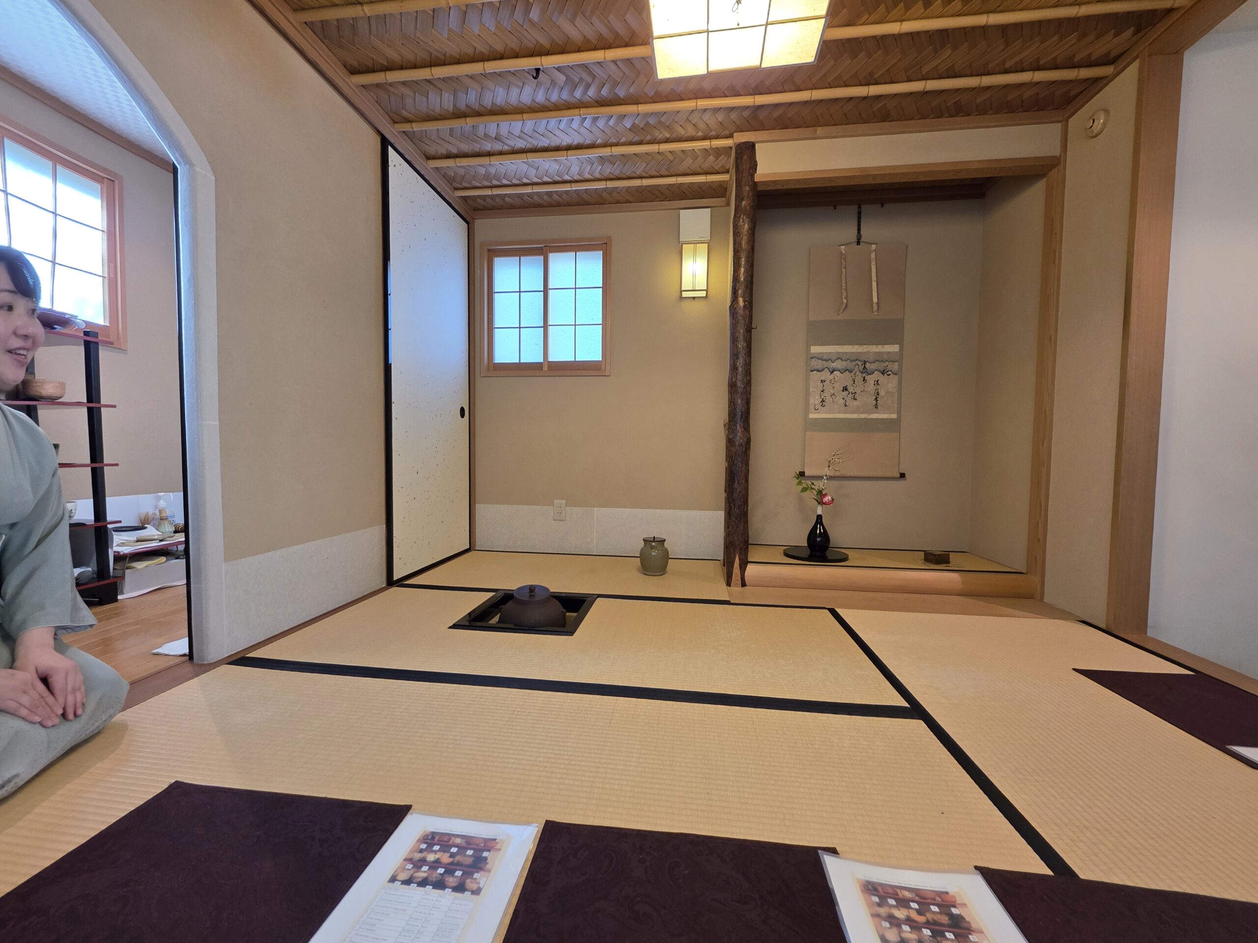 畳ではなく椅子に座って撮っています
