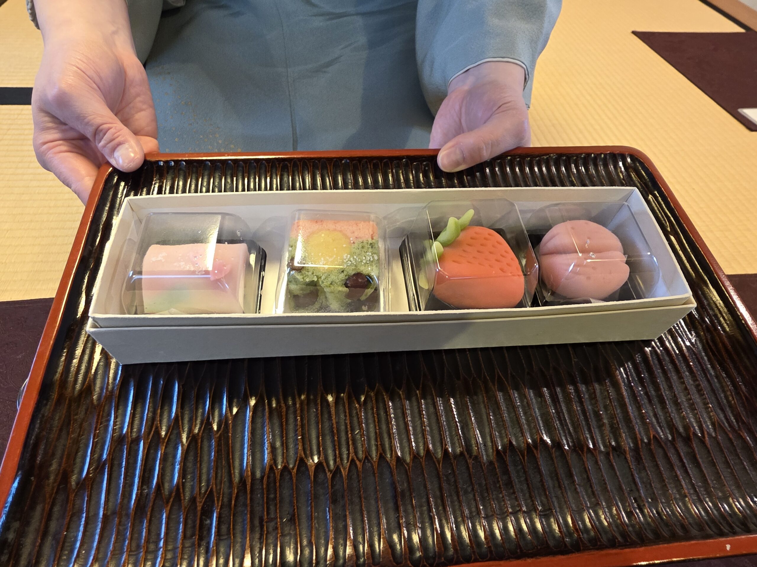 お茶菓子4つのうちから選びます。どれも美味しそう。