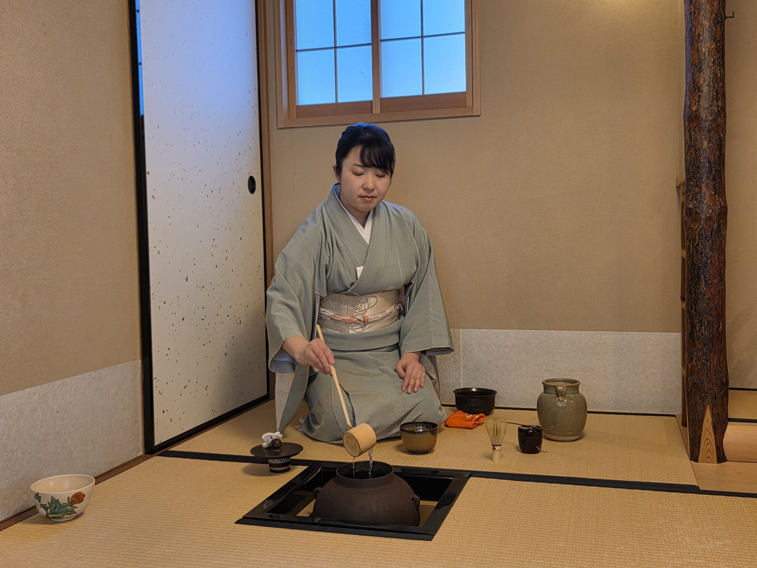 亭主さんがお茶を点ててくれています