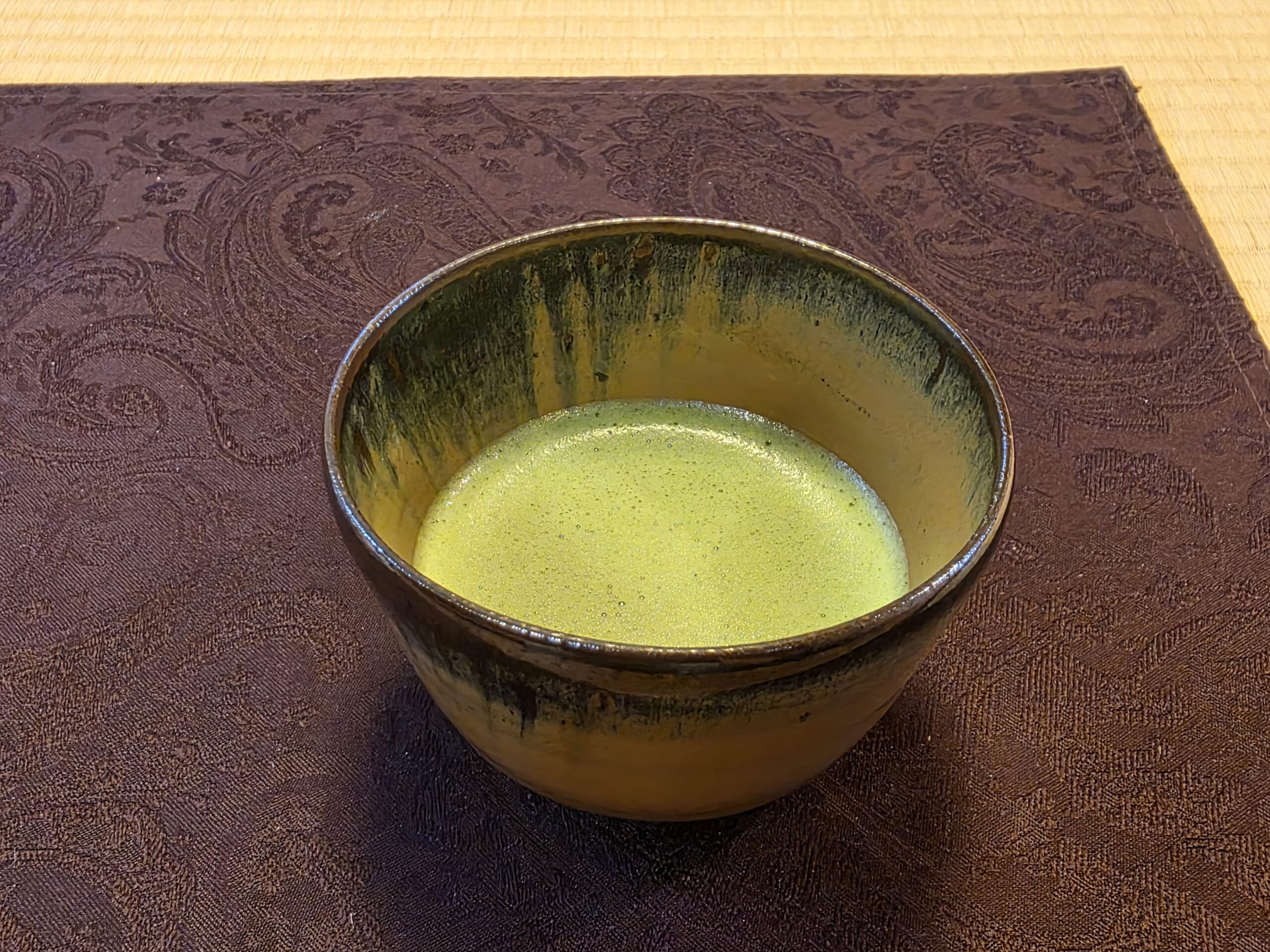 点ててもらったお茶です。器は年代物!