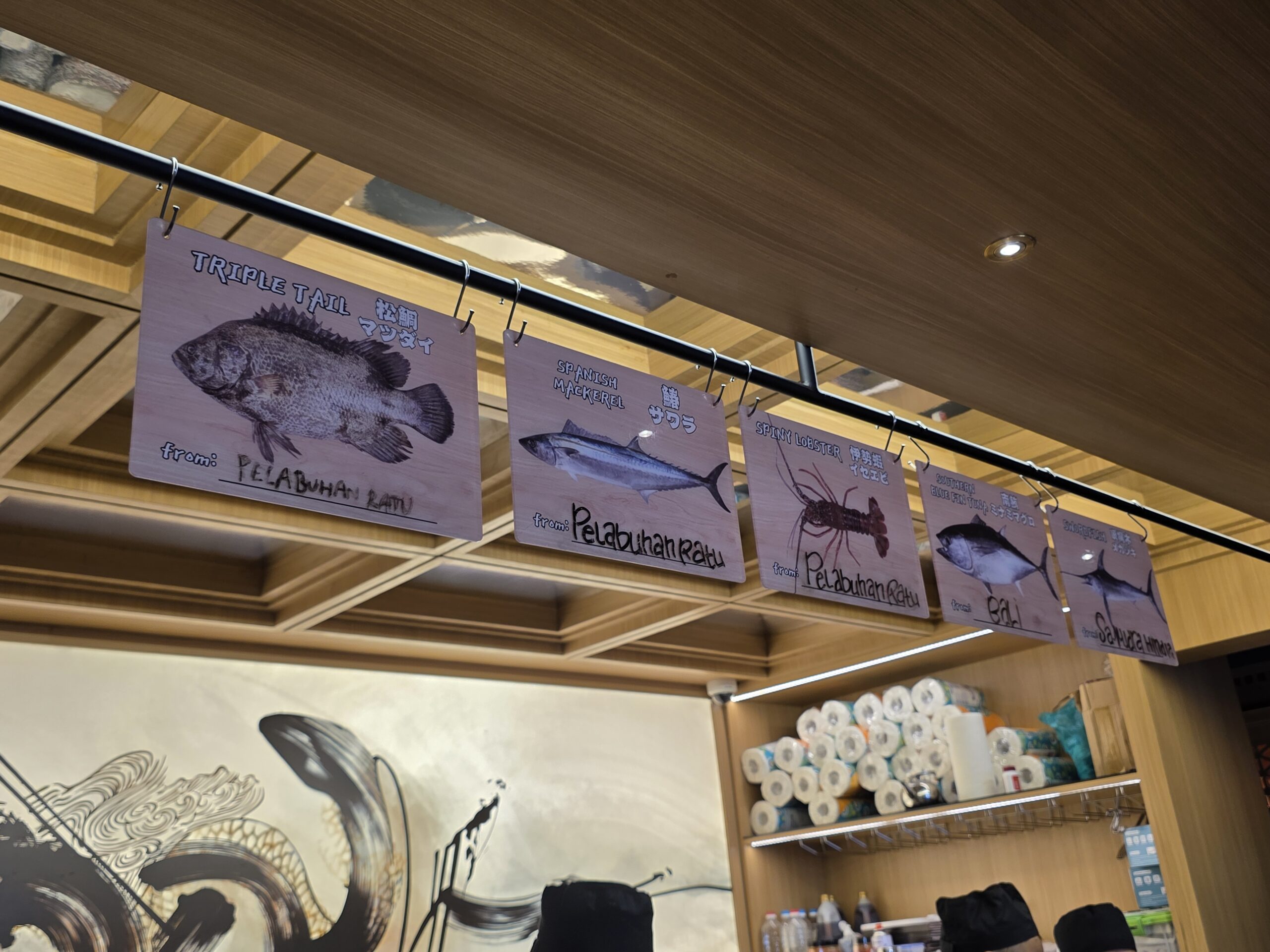 カウンターの上には魚の産地が書かれています。