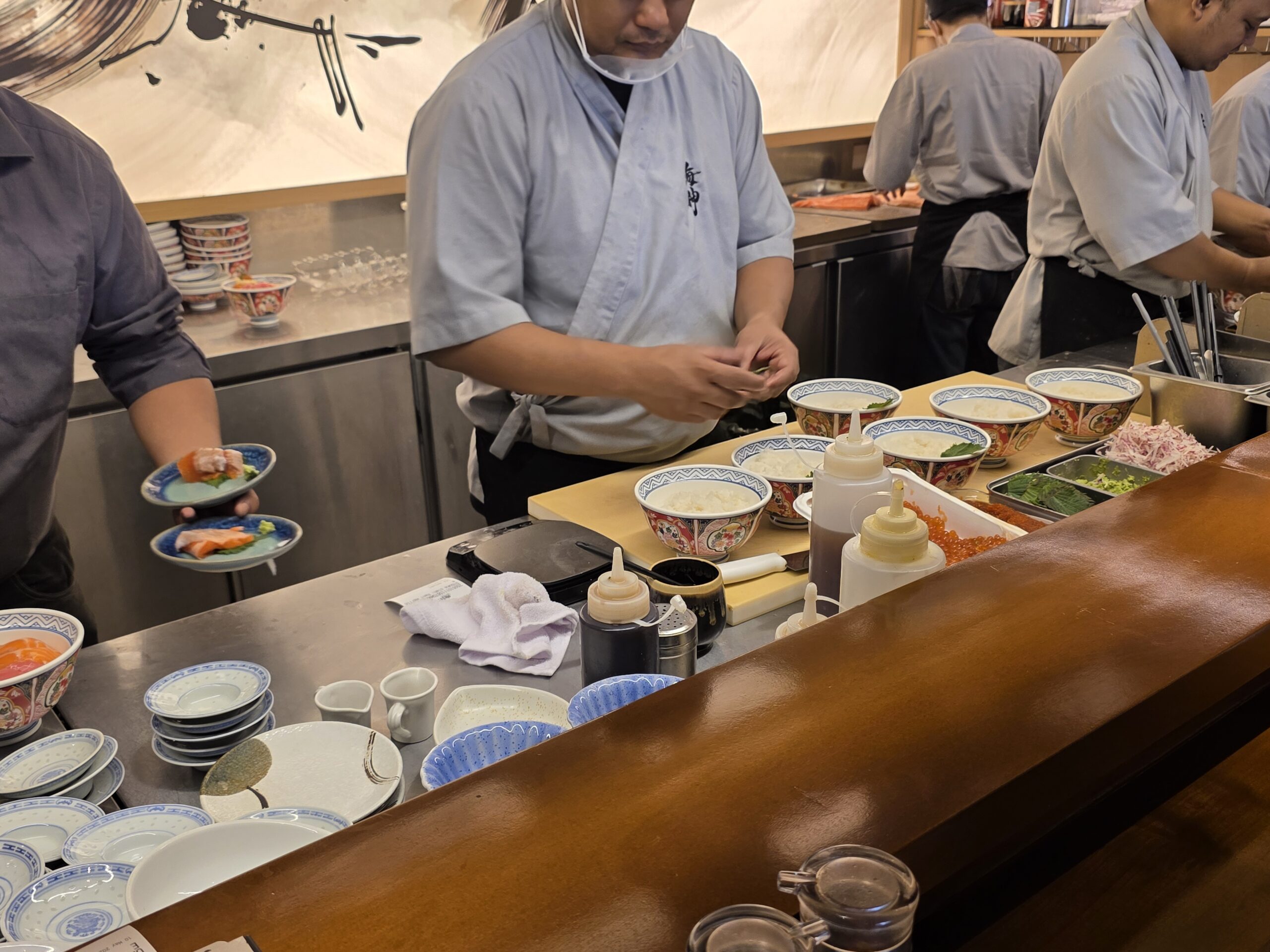 カウンターでは海鮮丼が大量生産されています!