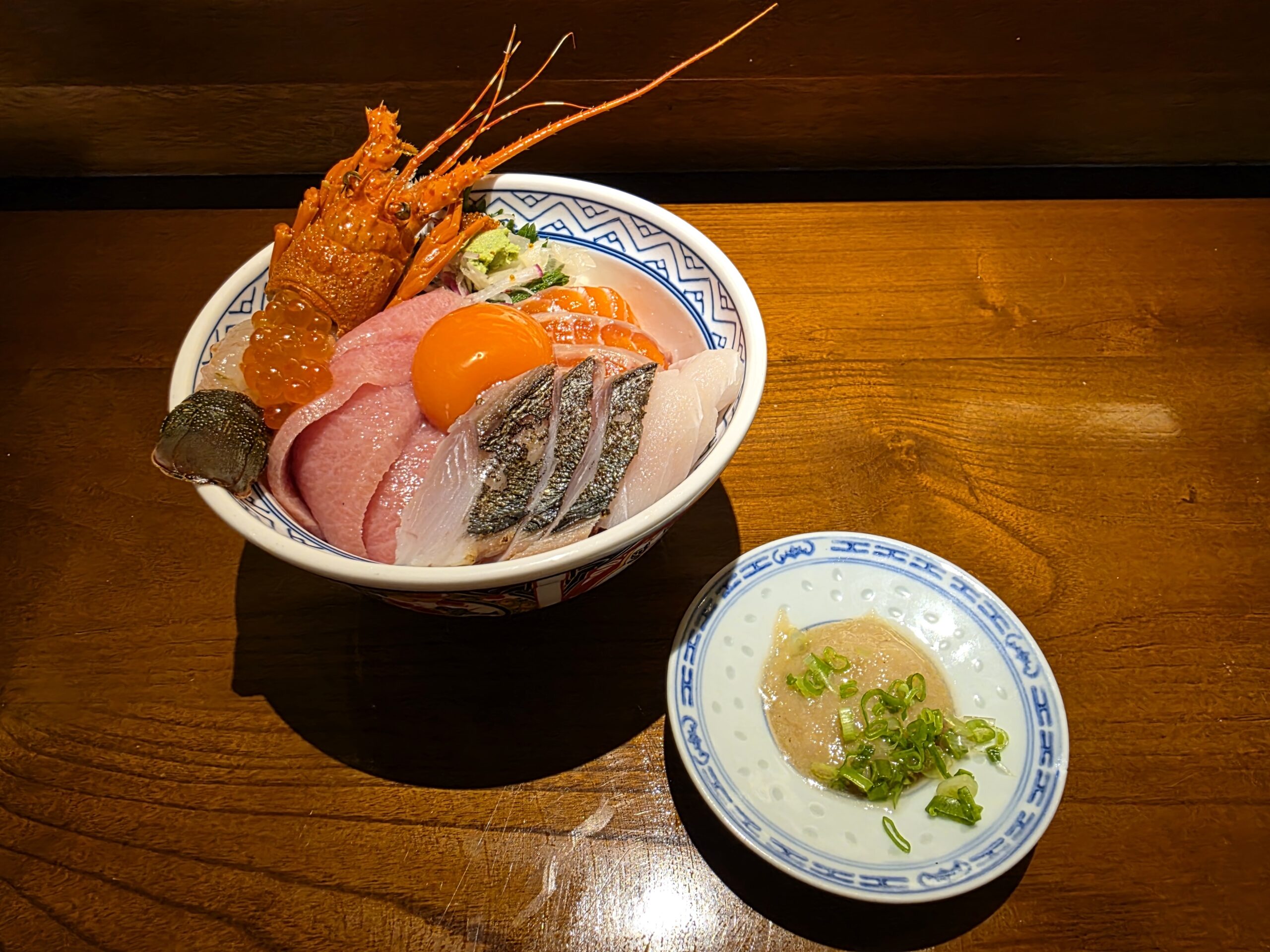 その名の通りの「贅沢海鮮丼」!右下は刺身の胡麻和え