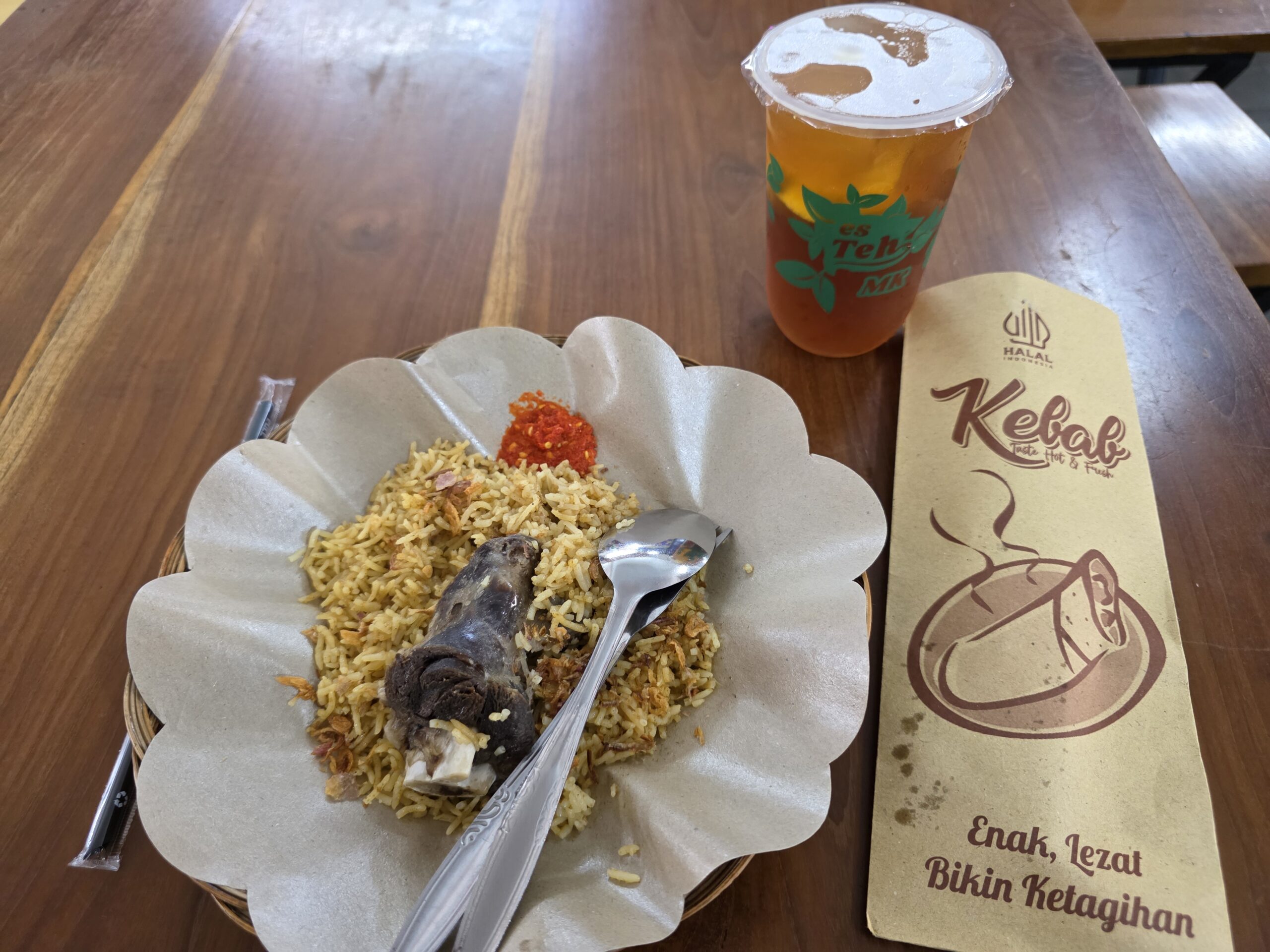 左からRice Lamb Kebuli/Briyani(ライス・ラム・クブリ・ビルヤニ)とBeef Kebab(ビーフ・ケバブ)