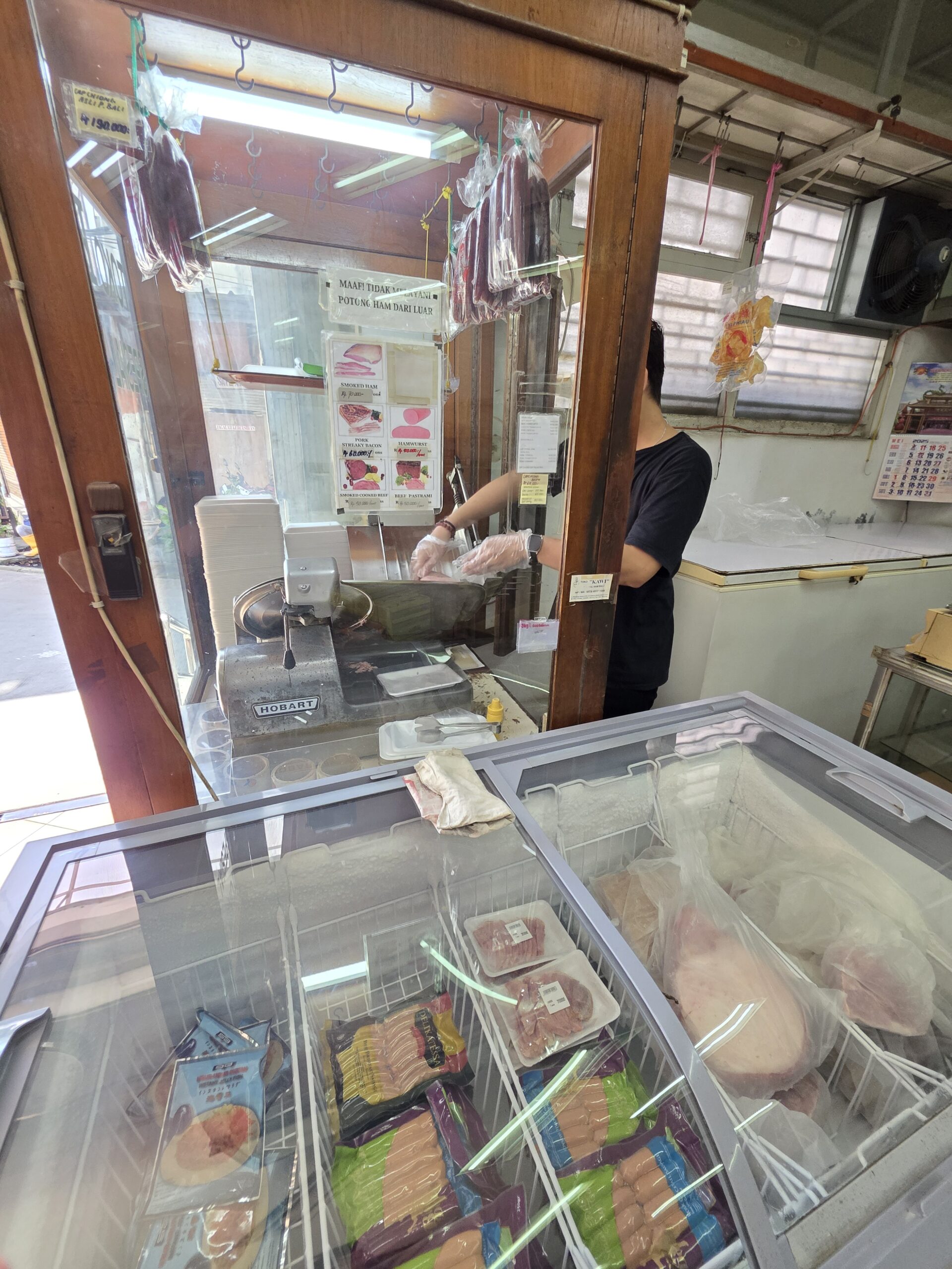 お兄さんが肉をスライスしています。