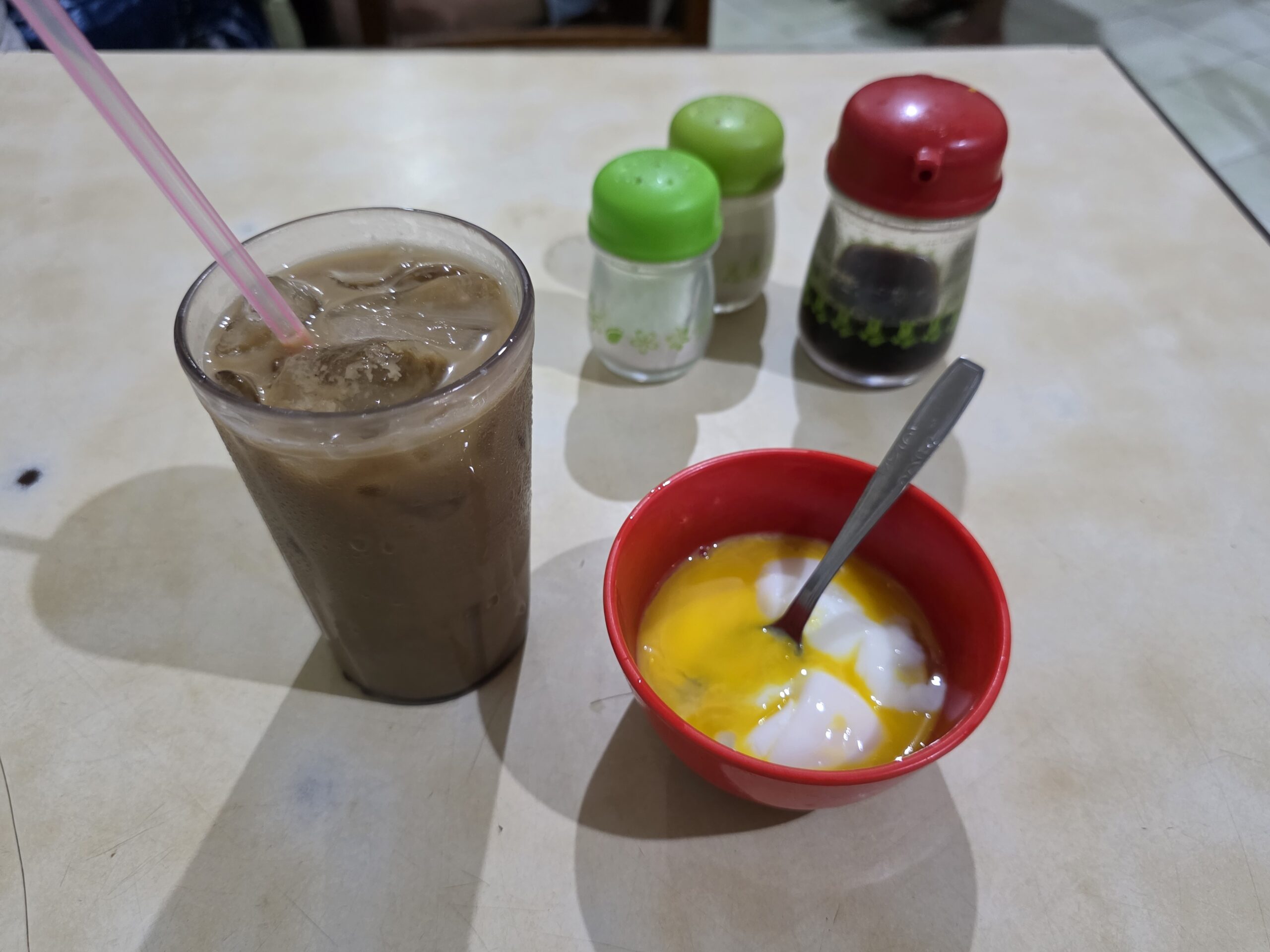 左からKopi Susu Es(コピ・スス・エス)、Half Egg(ハーフ・エッグ)