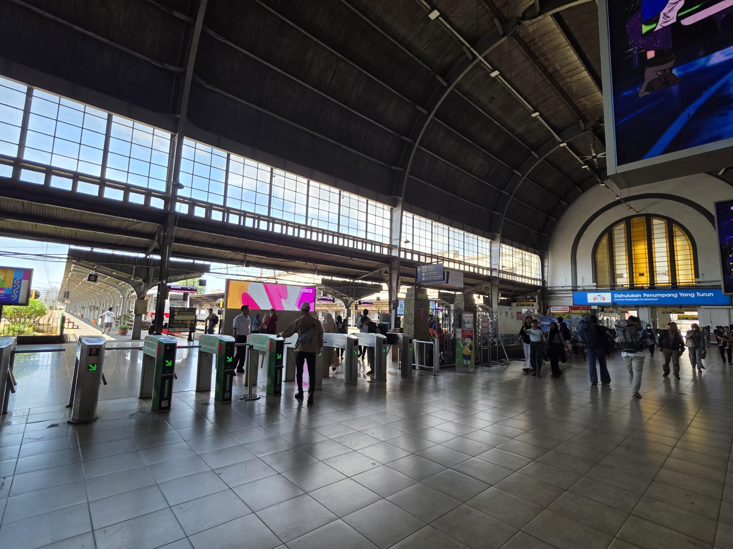 ジャカルタ・コタ駅構内。左側の改札に注目。