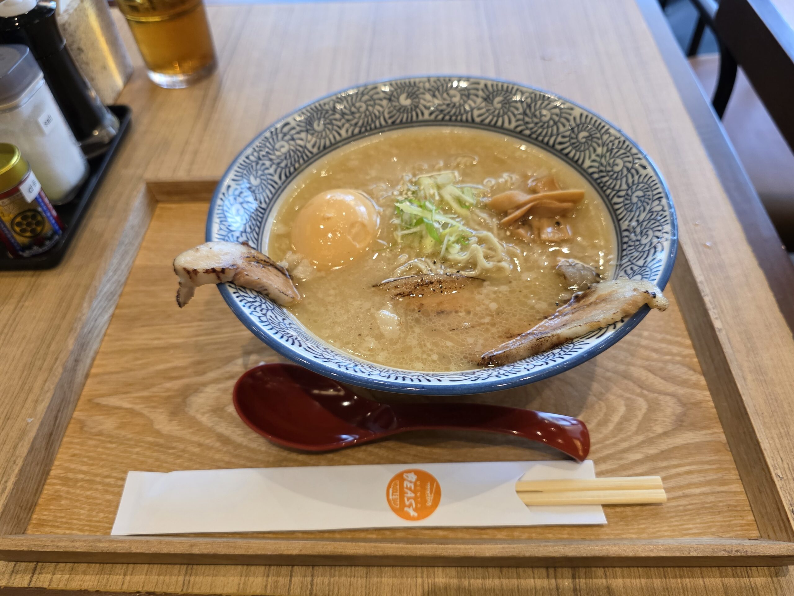 大きいチャーシューの入った「純豚骨らぁ麺」!
