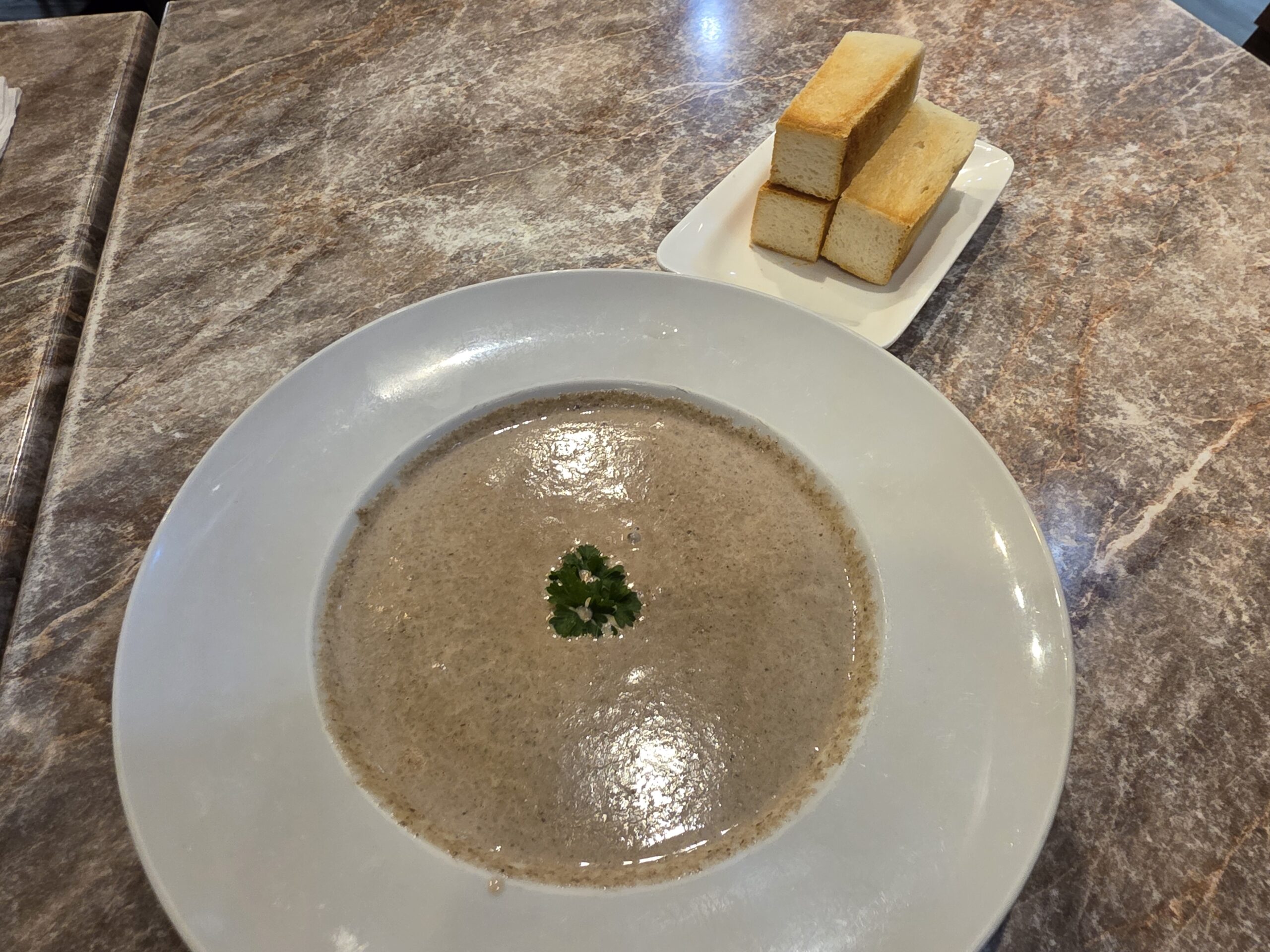 Mushroom Soup(マッシュルーム・スープ)と一緒についてくるパン