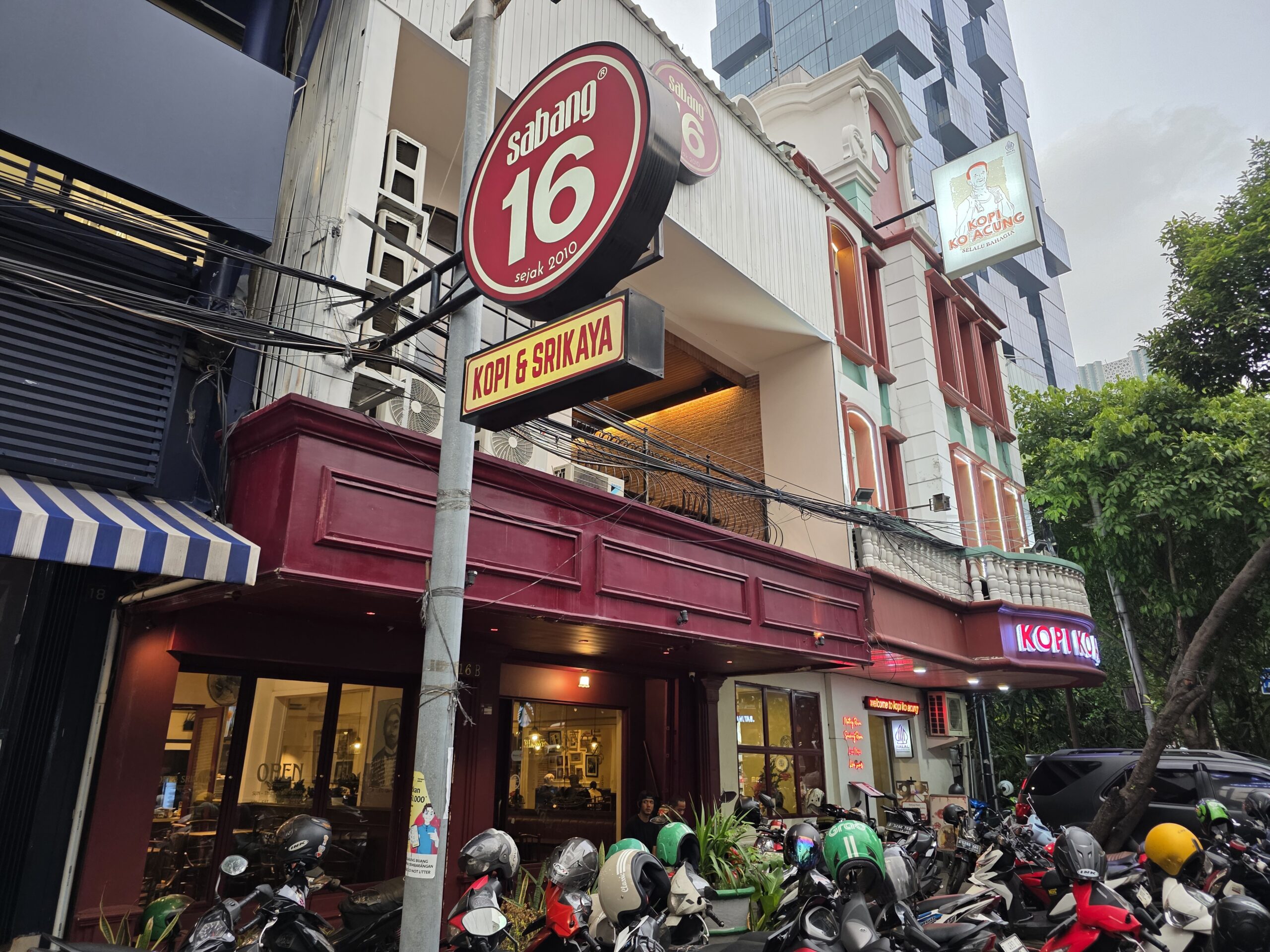 「サバン16」の外観。正面の通りは賑やかです。