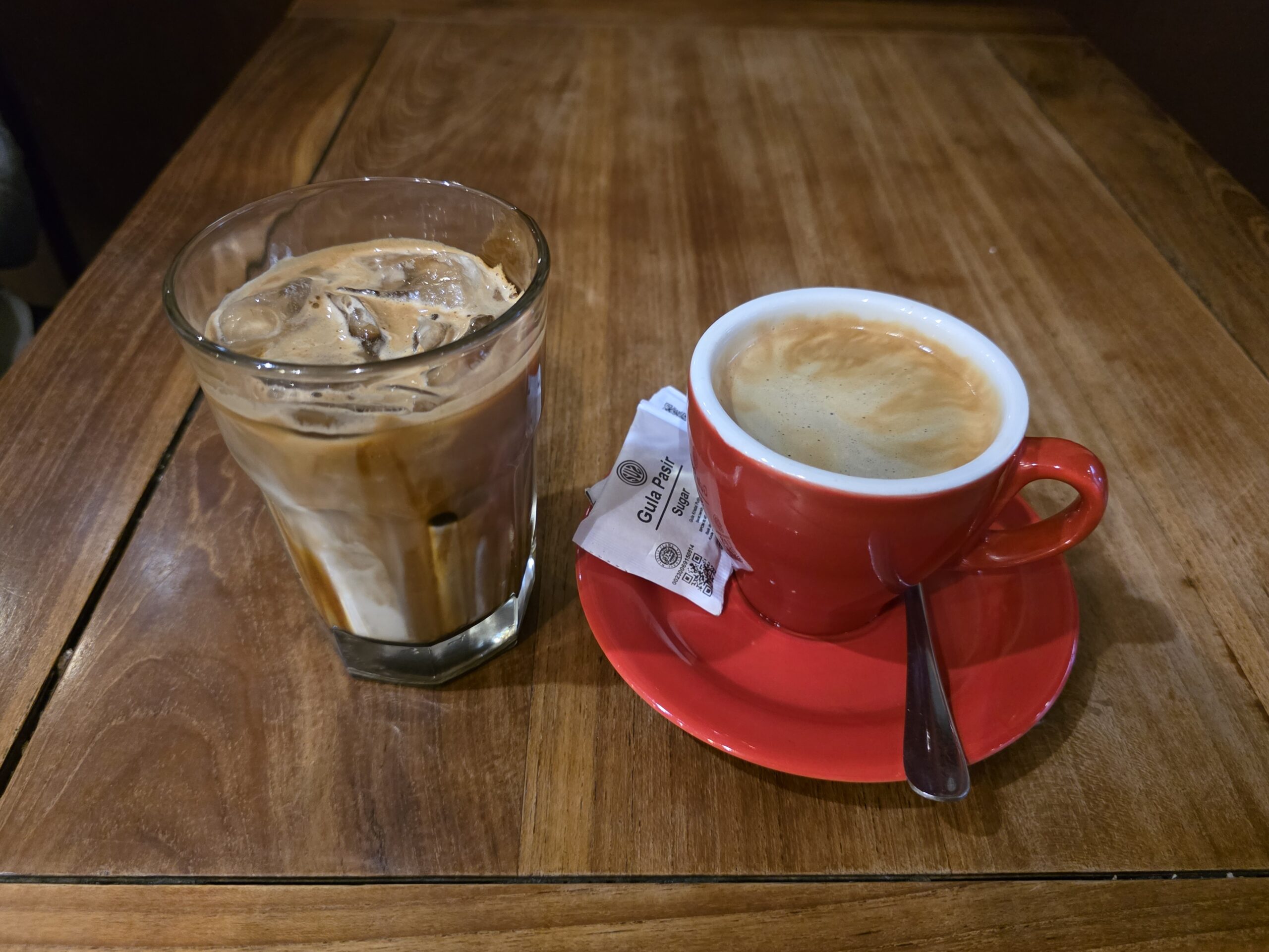 左がEs Kopi Susu Gula Aren(エス・コピ・スス・グラ・アレン/パームシュガー入りアイスコーヒー)、右がAceh Gayo(アチェ・ガヨ)