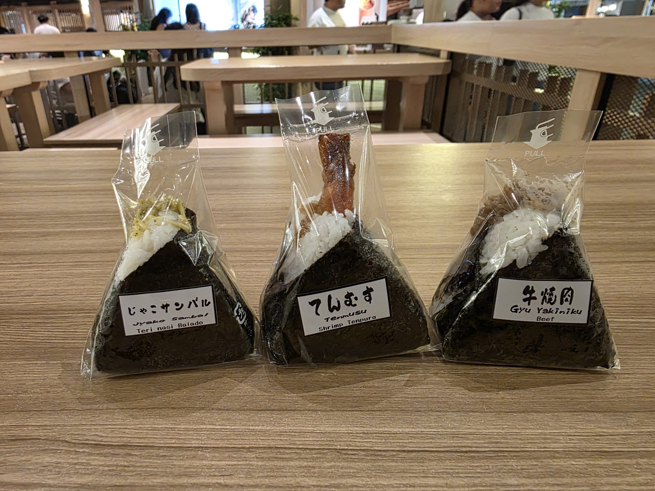 左からじゃこサンバル、てんむす、牛焼肉のおにぎり