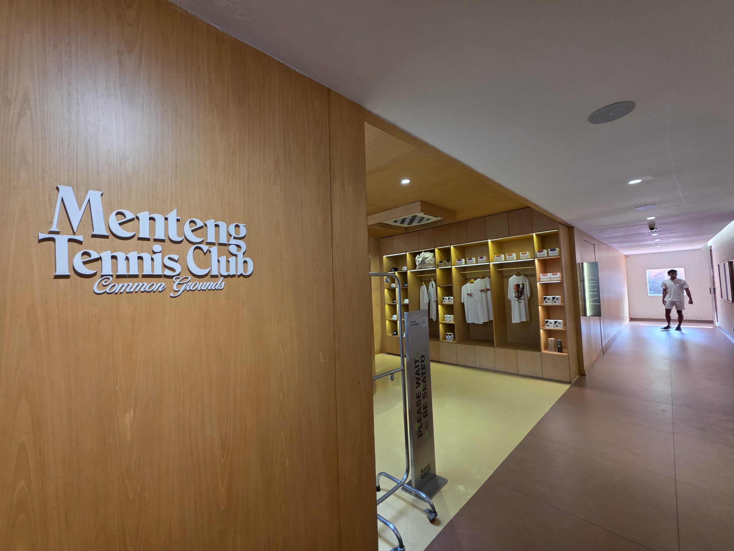 建物に入ってすぐ、テニスクラブの文字が!?
