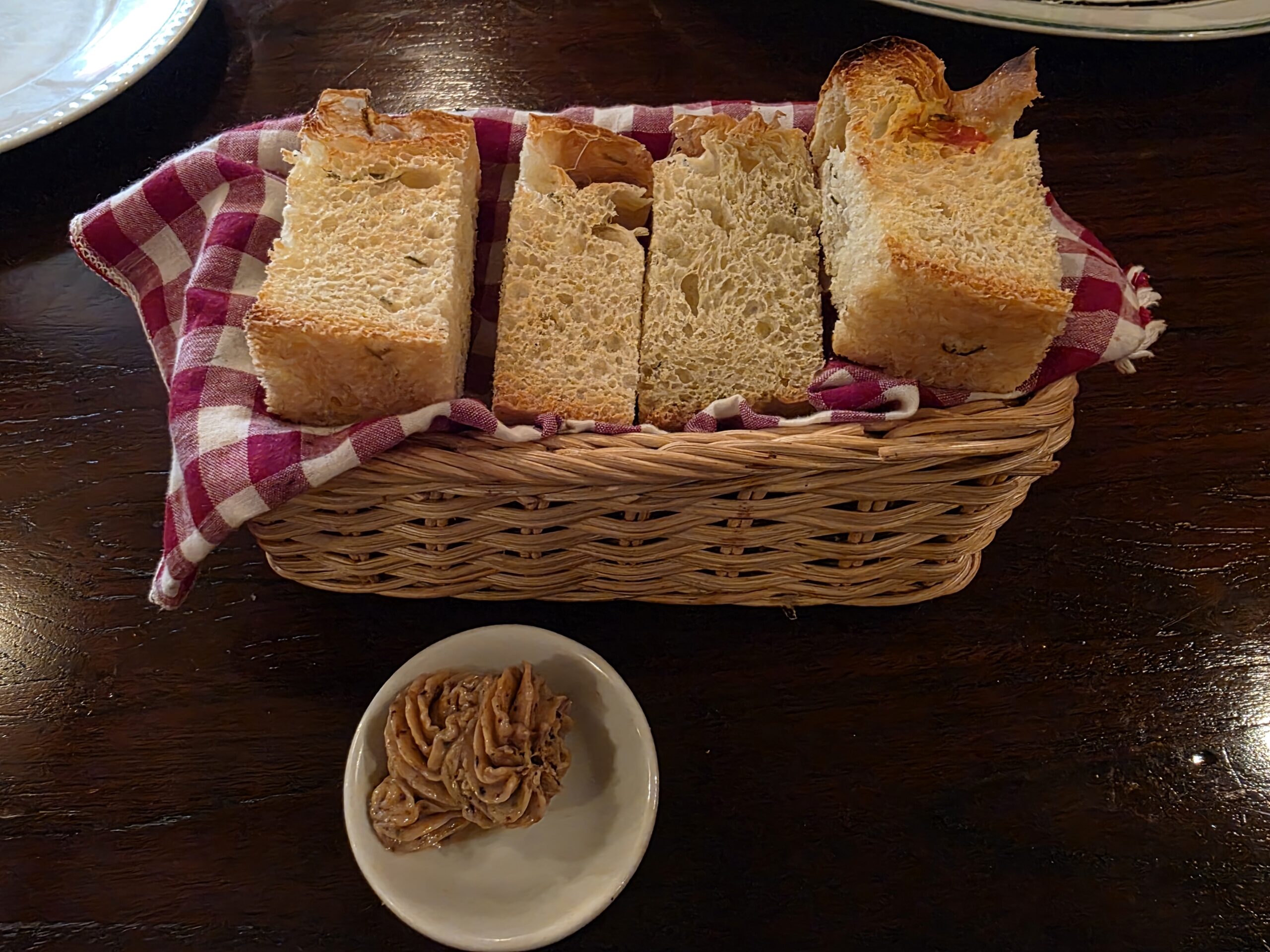 最初に出てくるパンも美味しかったです!