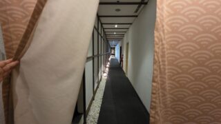 「じんせい」店内に繋がる長い廊下