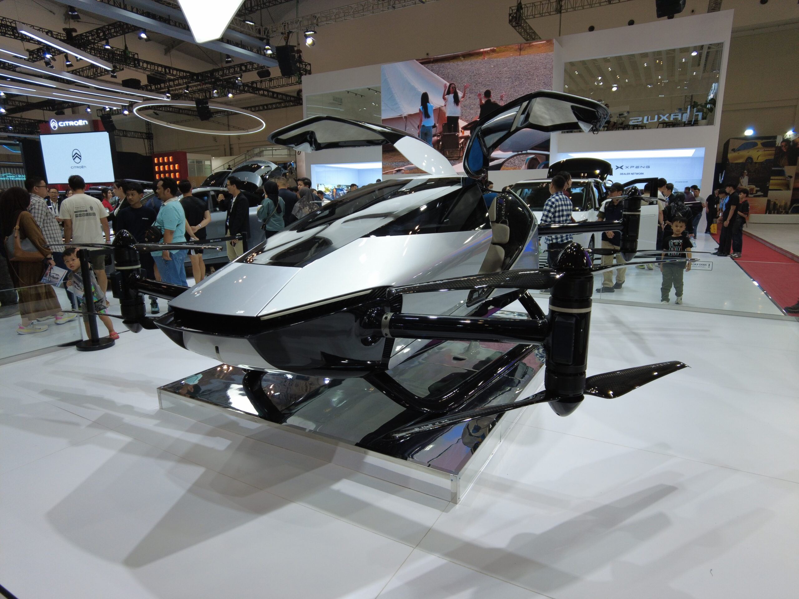 展示されていた空飛ぶクルマ、XPeng AeroHTのX2