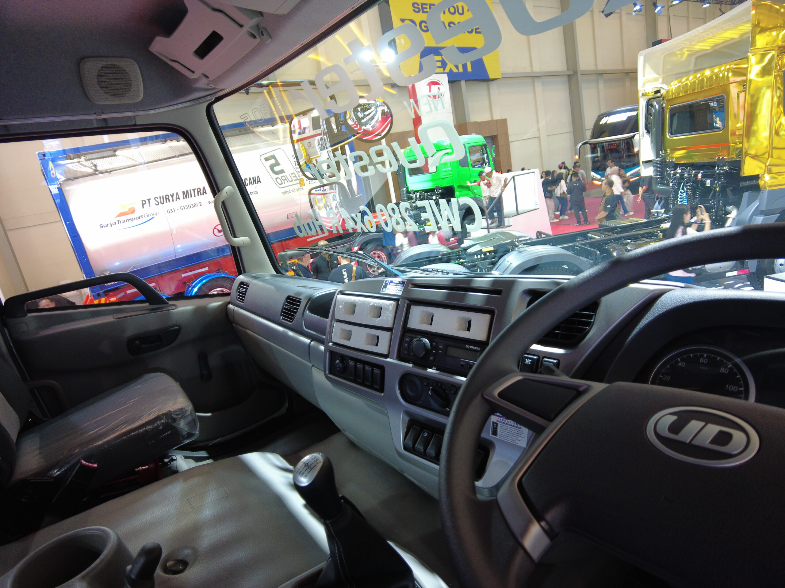 トラック「Quester」の運転席。広々しています。