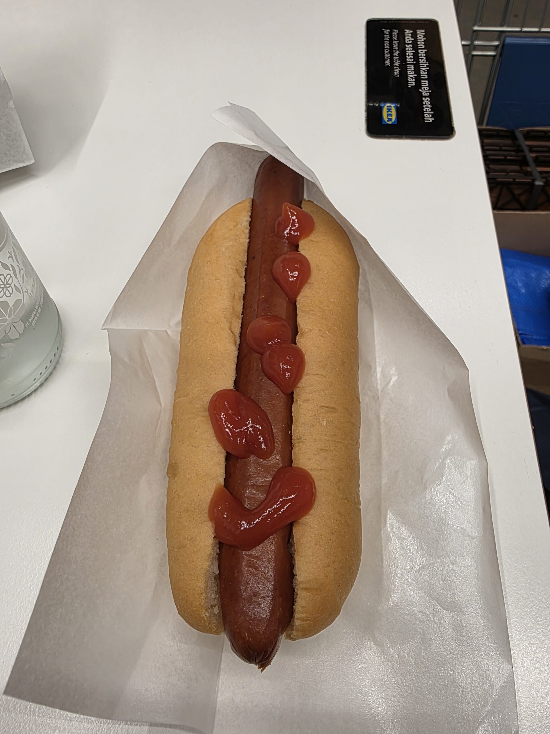 ホットドッグにトマトケチャップをかけてみましたが…