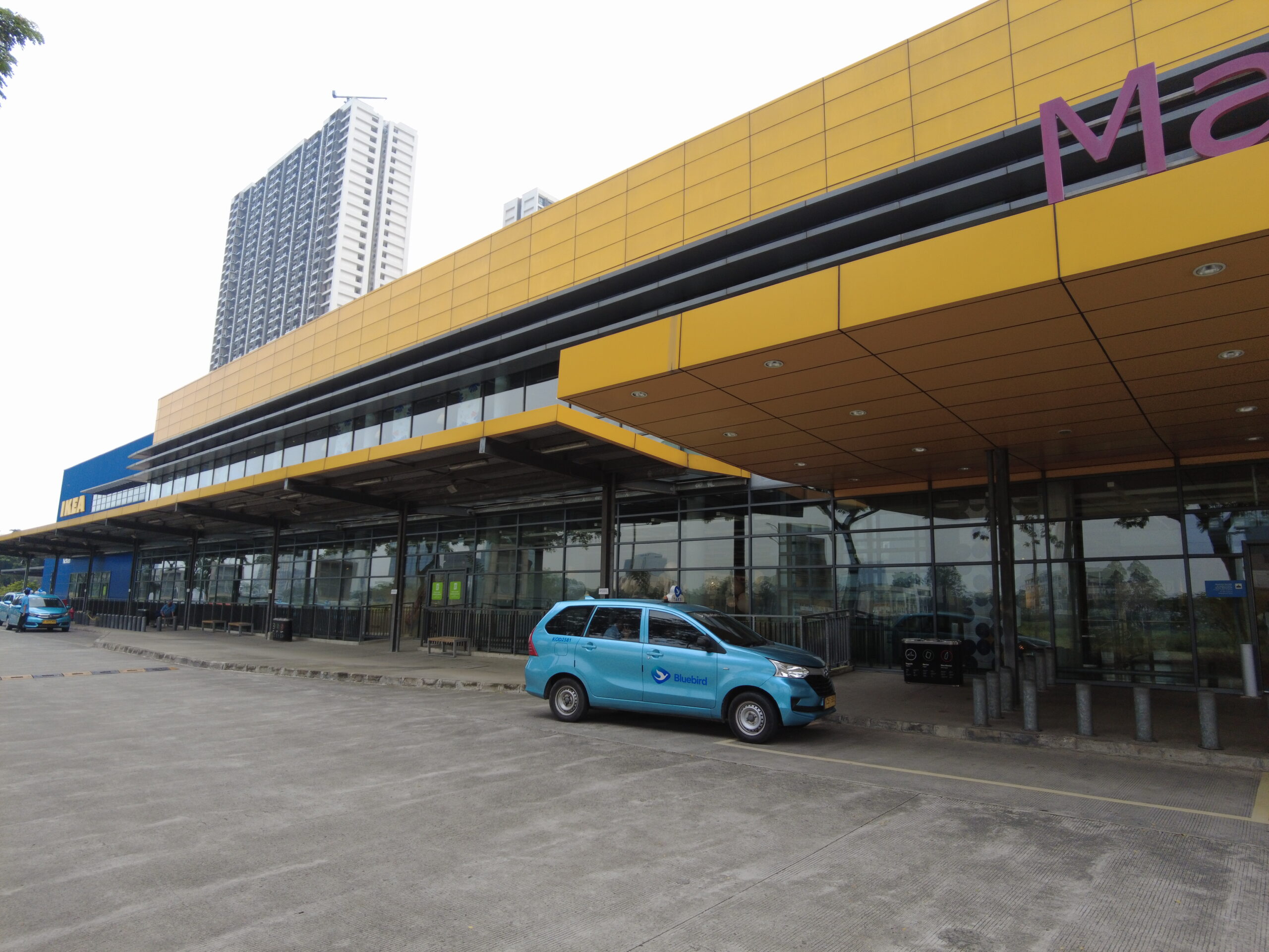 IKEA Alam Suteraの外観。入り口は右側。