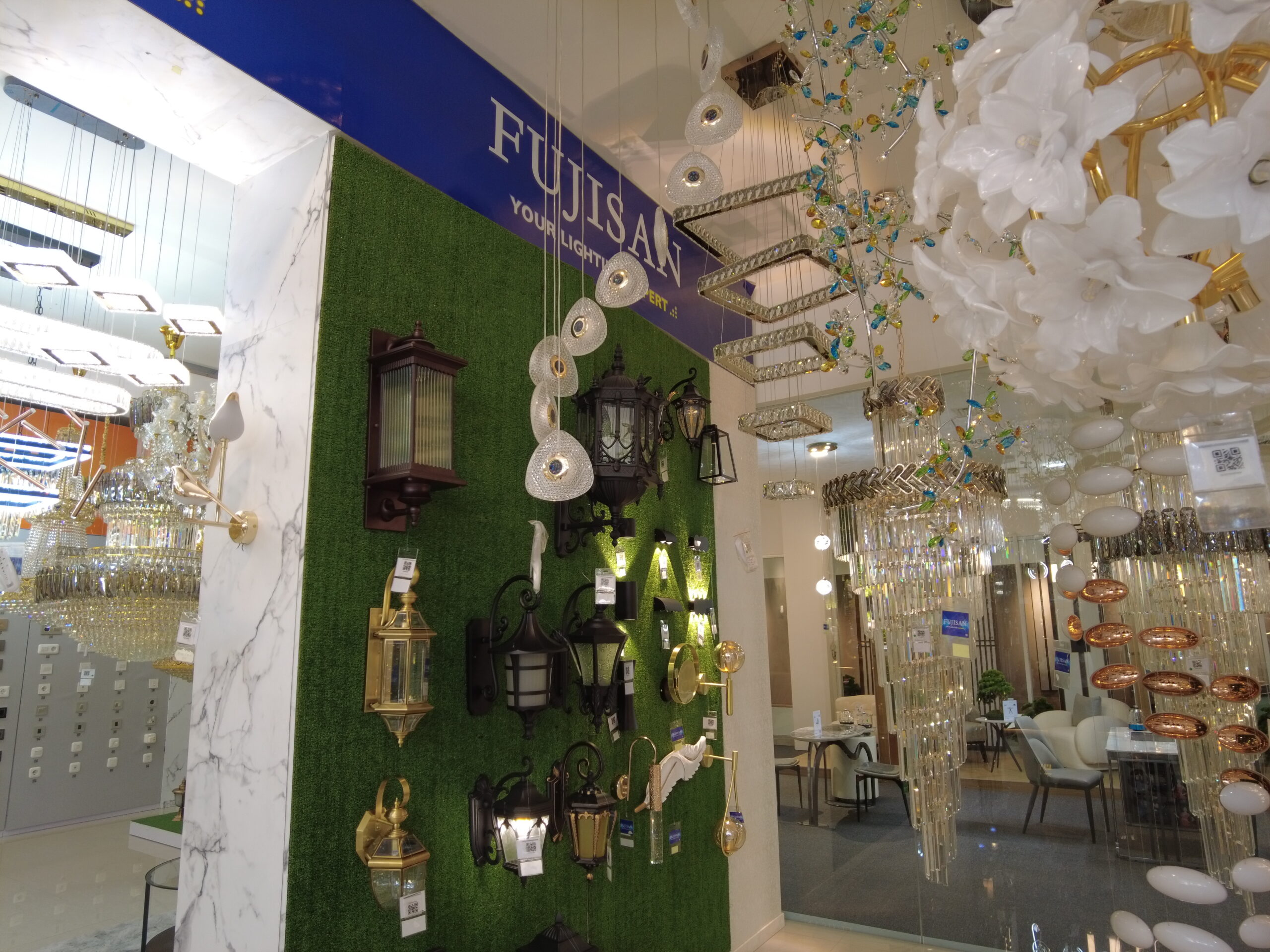 Fujisan社のブース。ランプが所狭しと飾られています。