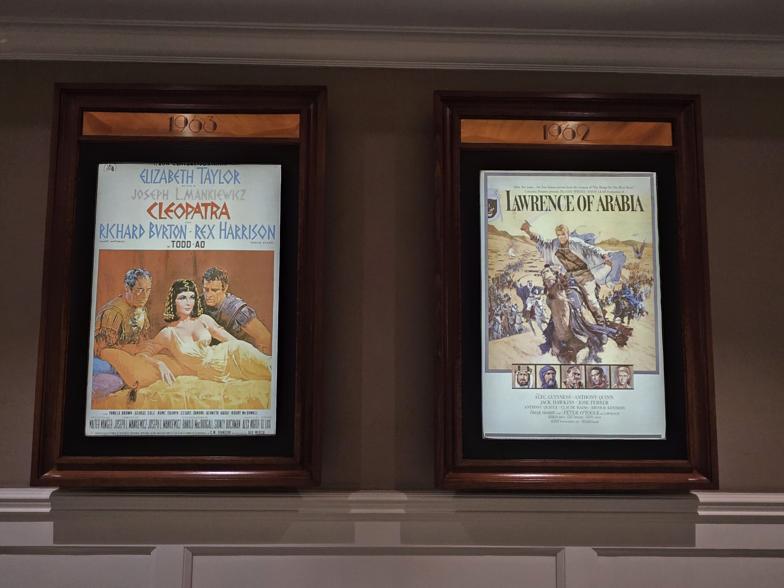 昔上映された映画のポースターがズラーっと展示されています。