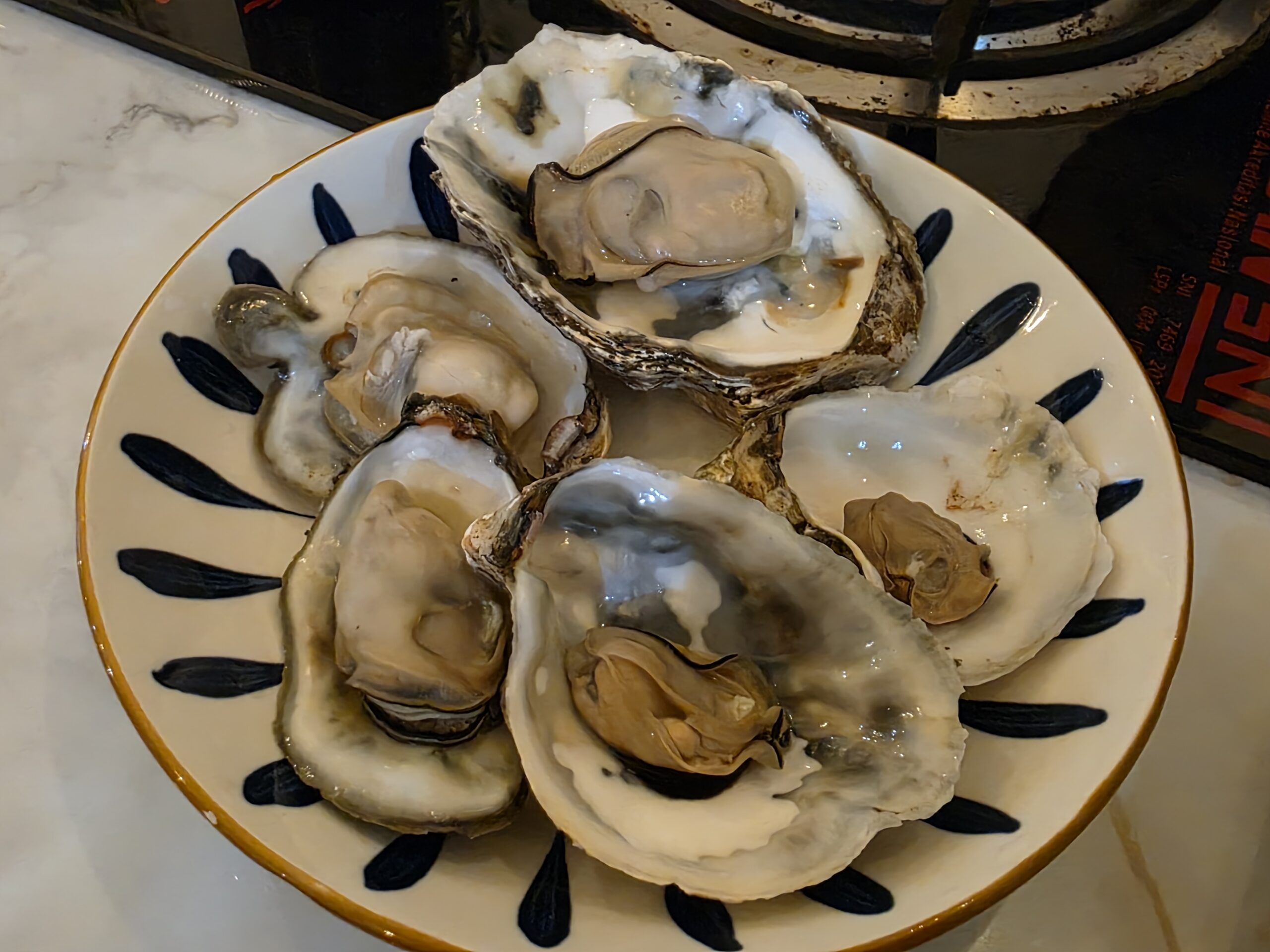 蒸した牡蠣。何故か5個入っています。
