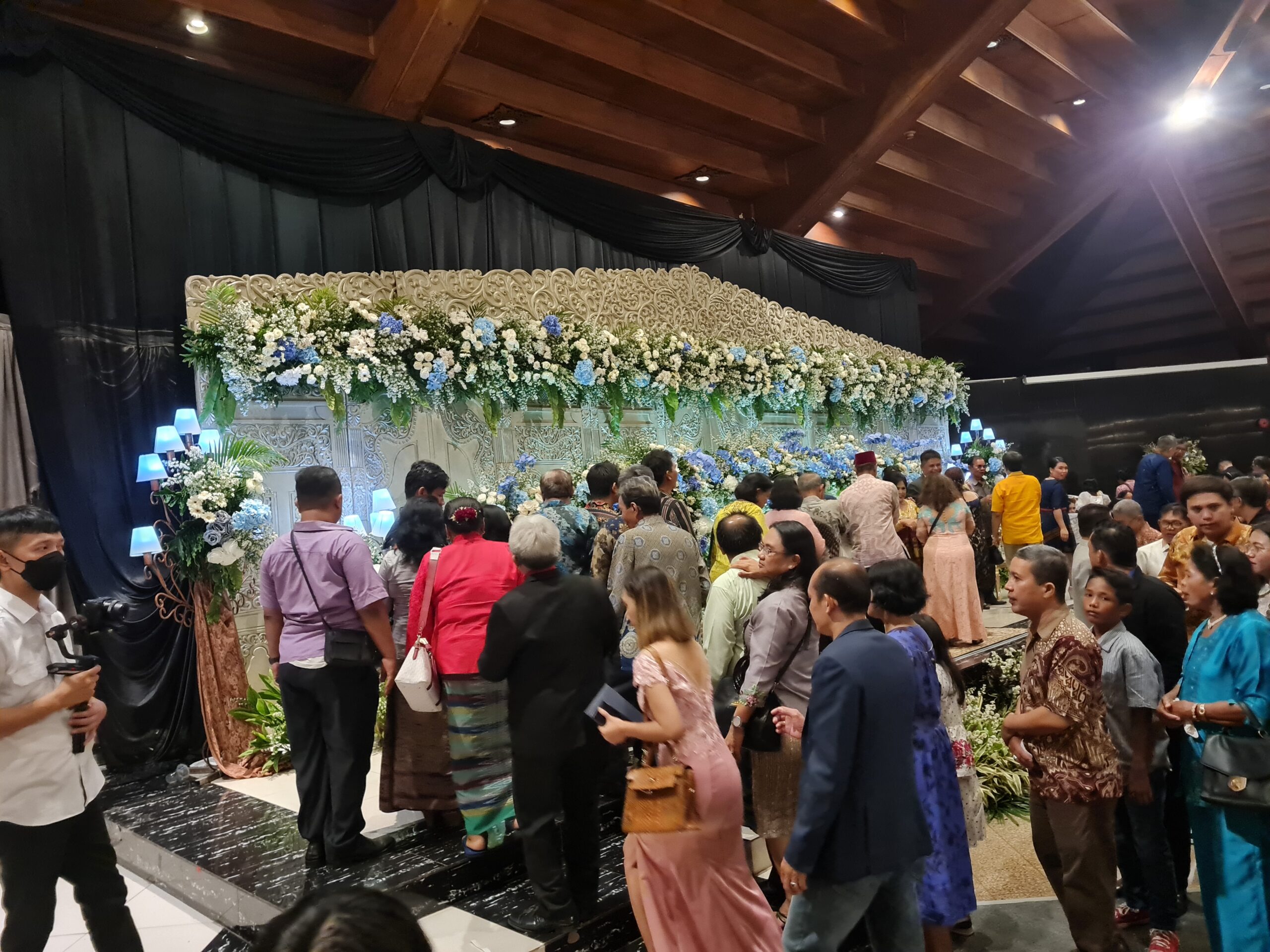 結婚式などの催し物でよく踊られるようです。