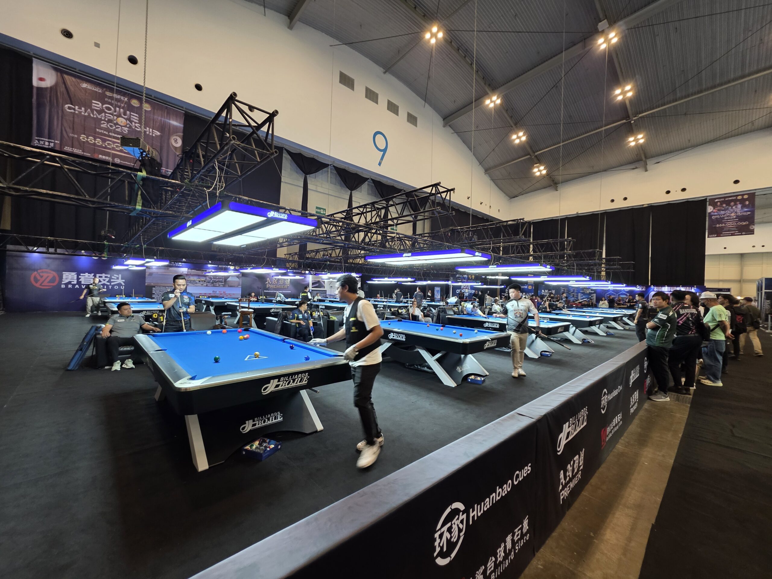 ずらーっと並んだビリヤード台