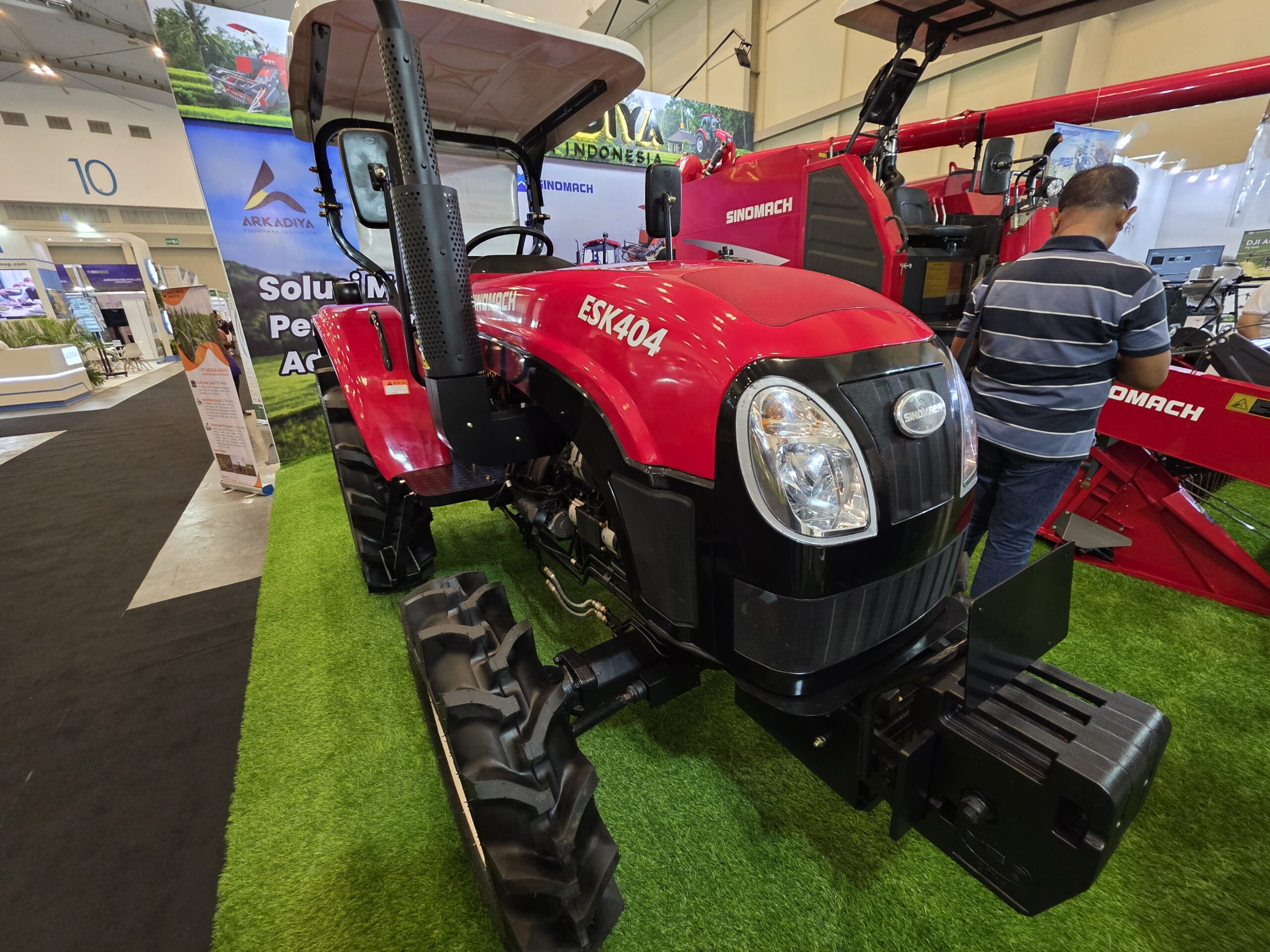 Sinomach製のトラクター。赤くてスタイリッシュだが、どこかで見たような...？