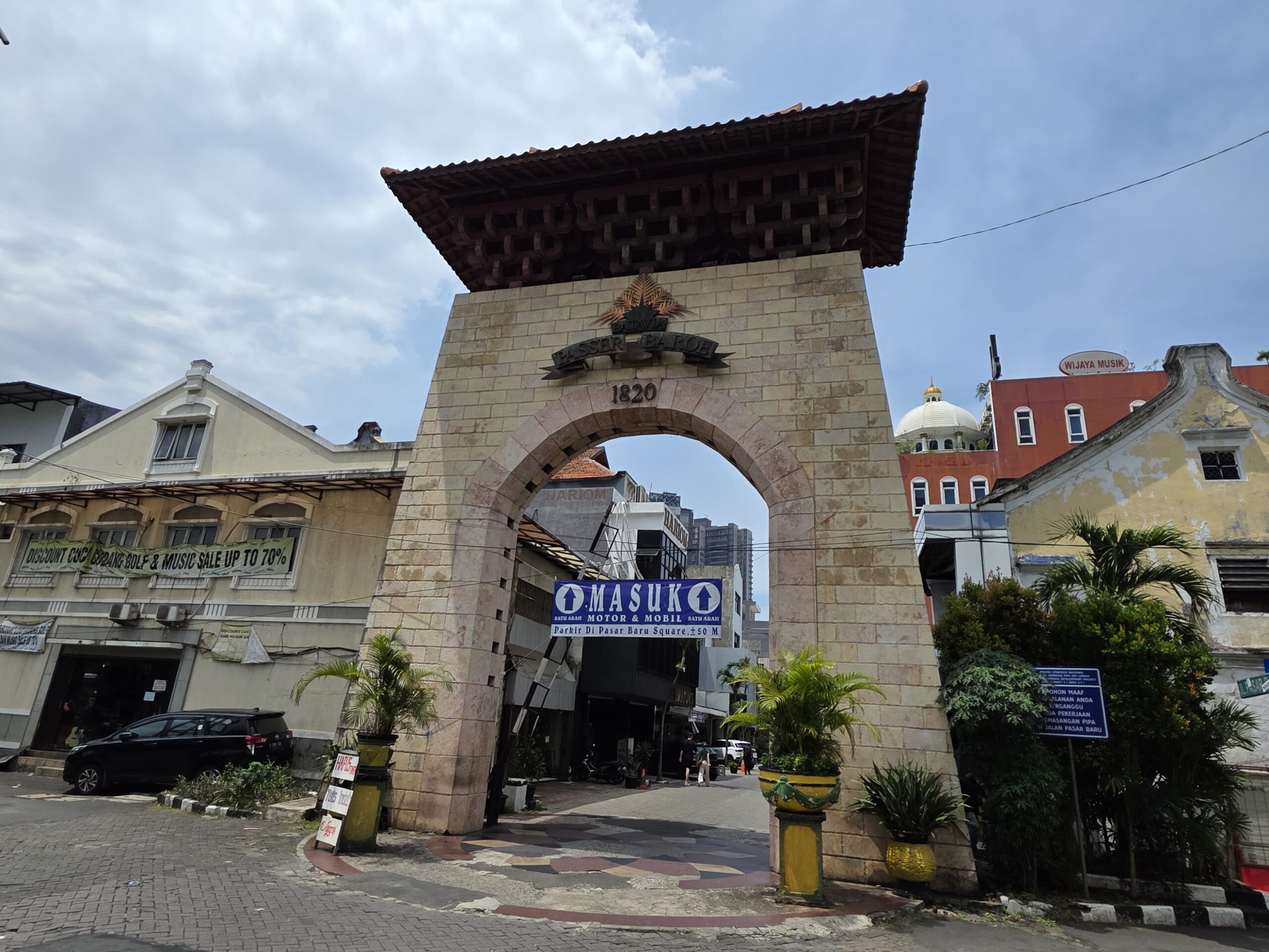 パサール・バルの南に面した門