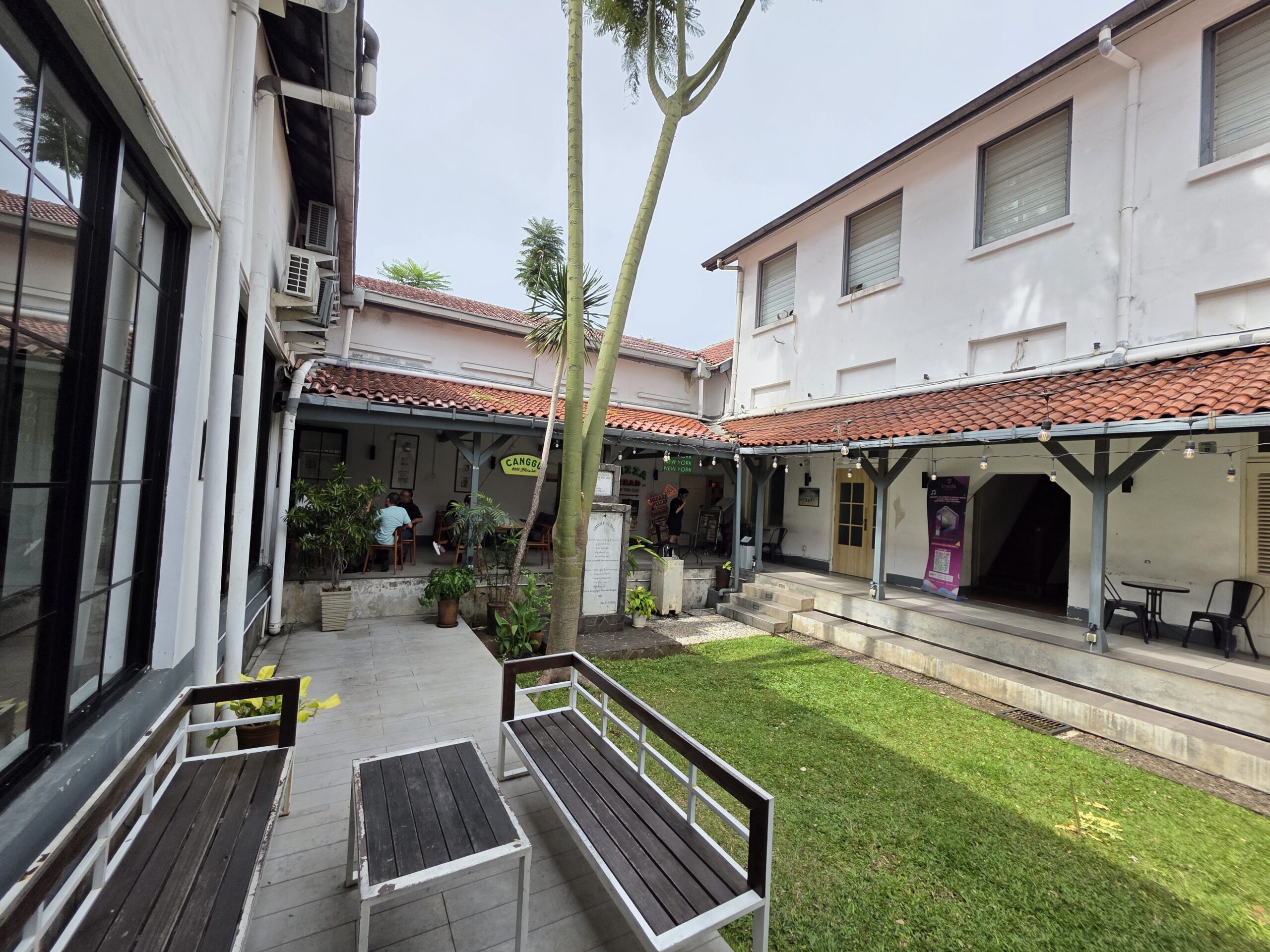 こちらは中庭。奥にPizzaの文字が見えます。