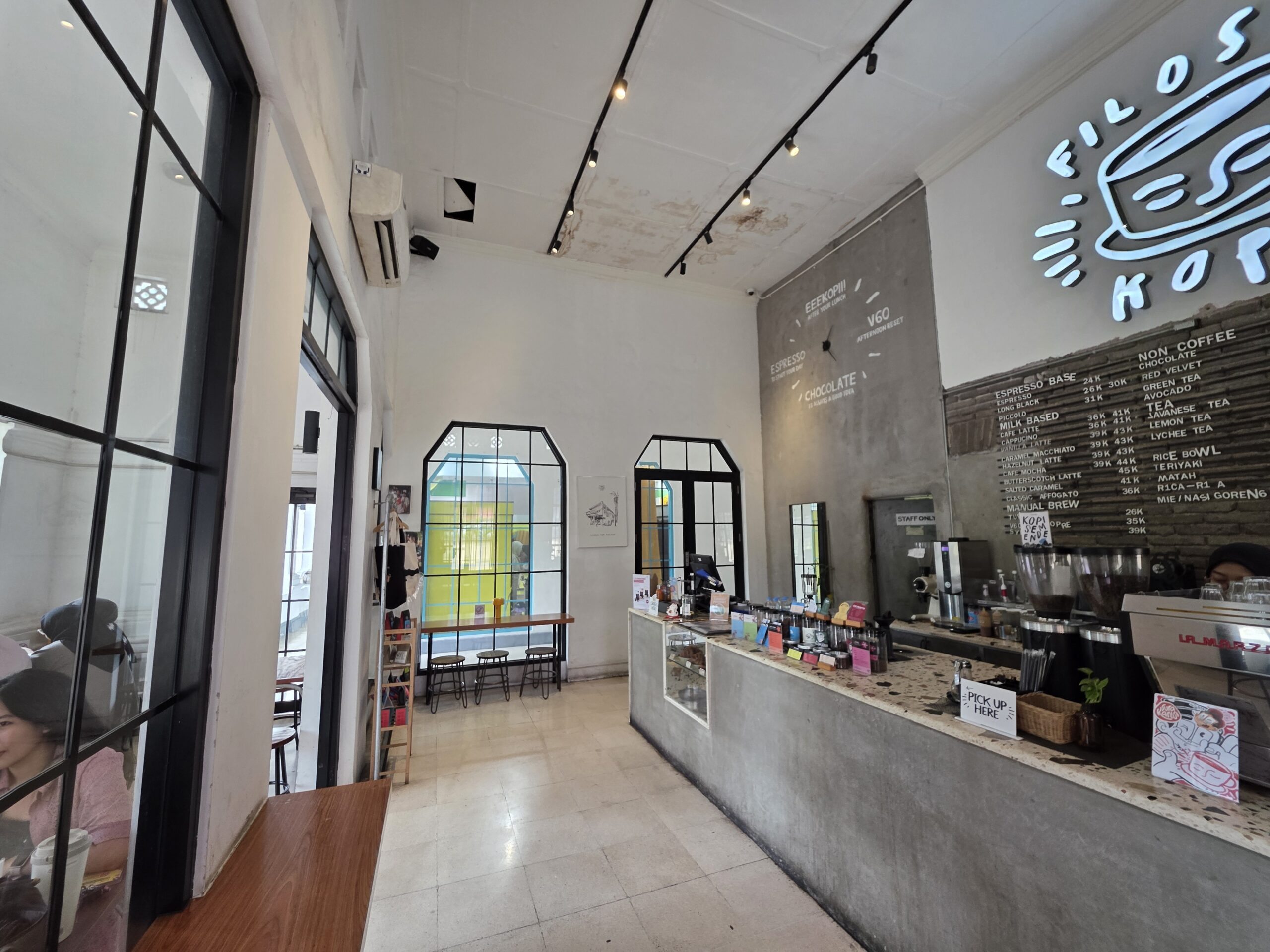 Filosofi Kopi（フィロソフィ・コピ）の中はこんな感じ。