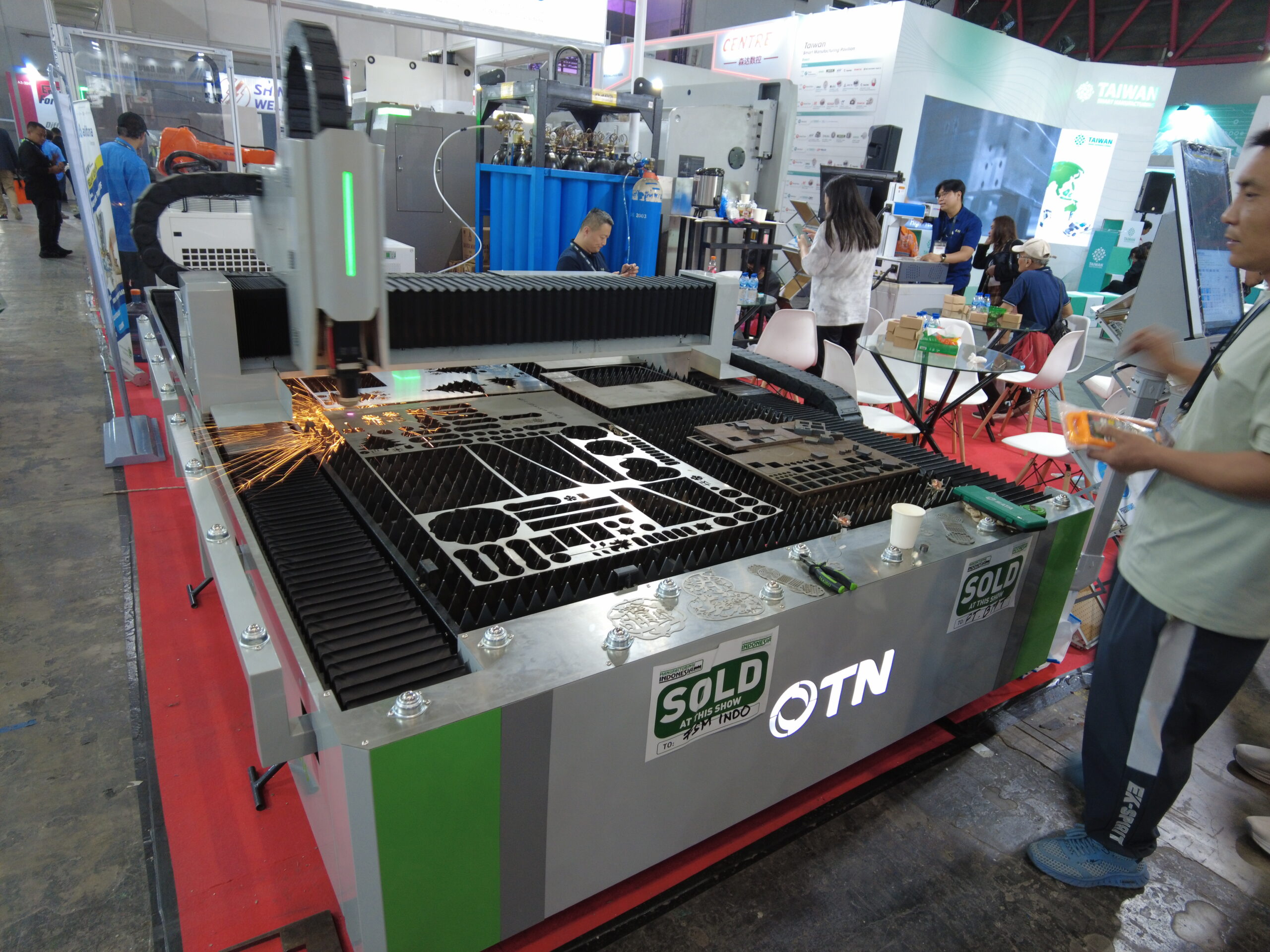 PT. Otano Multi Mesindoさんの展示していたタレットパンチプレス機械